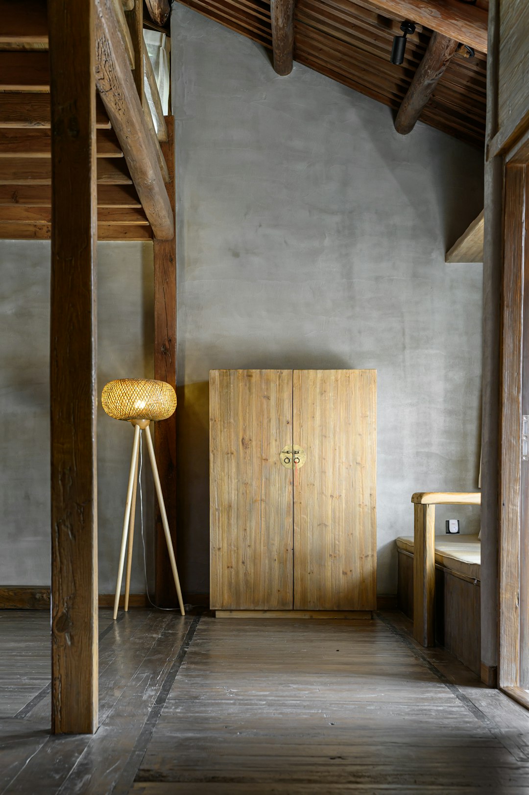 Drewniane elementy w loftach: sztuka łączenia stylu i funkcji