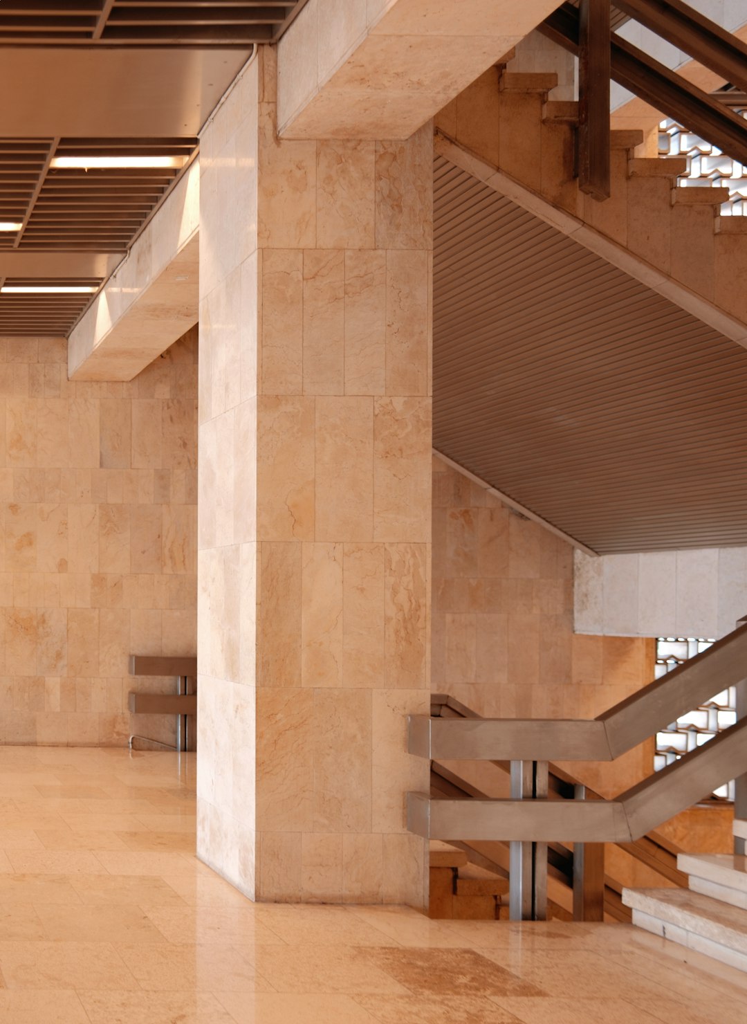 Unikalna drewniana zabudowa loftu: Przewodnik dla projektantów